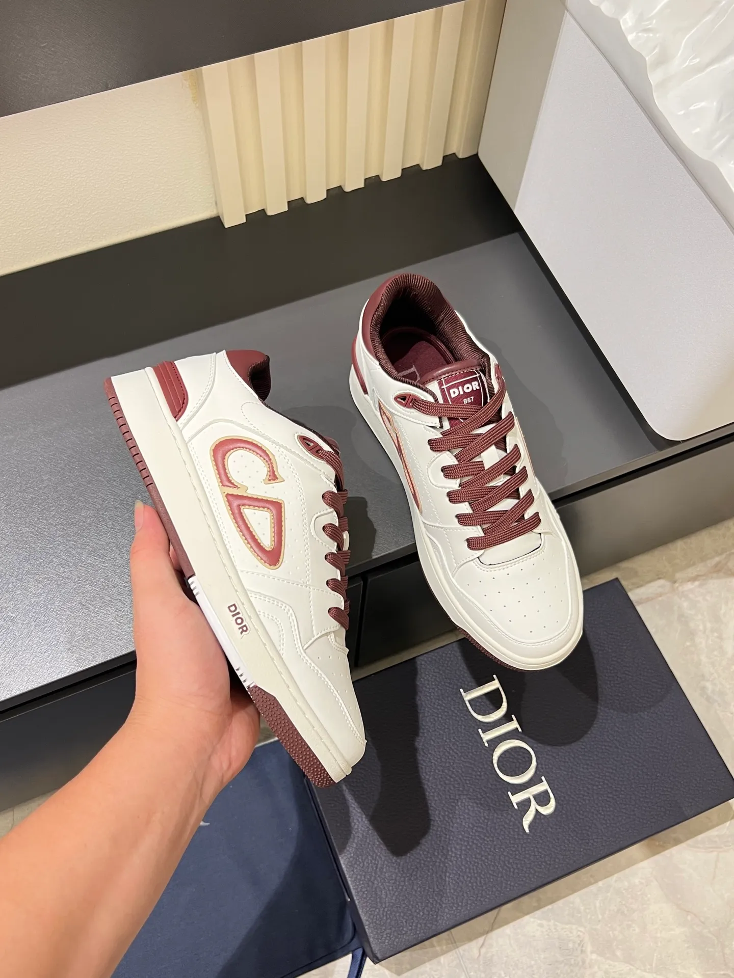 Men's shoes 💰p440 "Dio*" mid-top B27 casual sneakers. This B27 high-top sneaker is a new product in the series and continues Di*r's classic style. Crafted from gray and white smooth calf leather with beige and black Oblique print panels on the sides. The "CD Icon" shaped shoelace eyelets are clever and delicate, and the two-color rubber sole, rear collar and heel are all equipped with the brand's iconic details to enhance the style. Oblique printed straps at the ankle allow for an adjustable fit to complement the overall design. Fashionable and versatile, it can complement any look. Create an exquisite design with unique dynamic vitality and modern atmosphere, presented in low-top and high-top styles. This new must-have shoe adds a new dimension to Dior's archive heritage, embodying modern elegance. Purchase the original version and make it 1:1. If you need top quality, please come to me! Male 38-44!